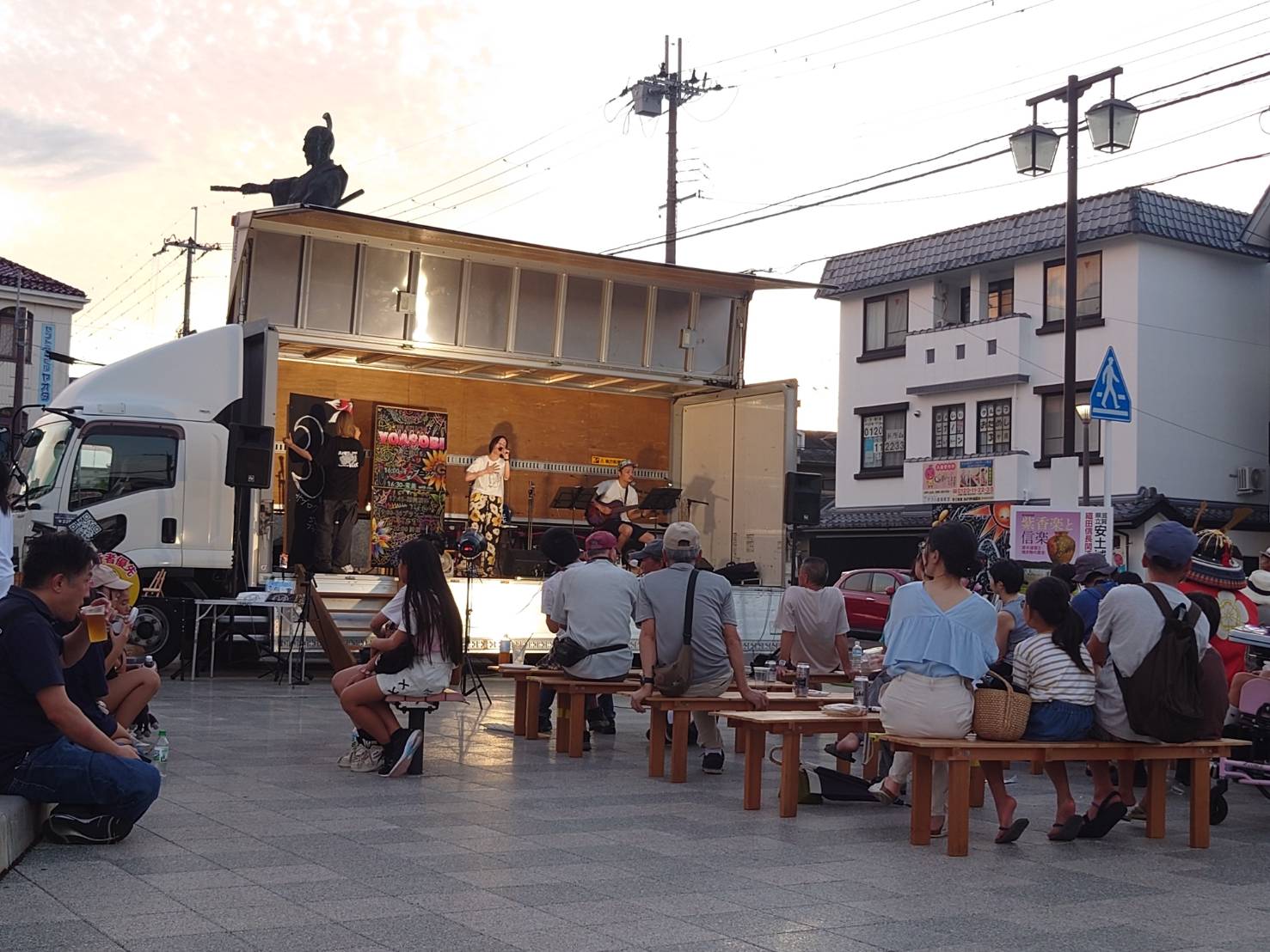 ライブステージのパフォーマンス