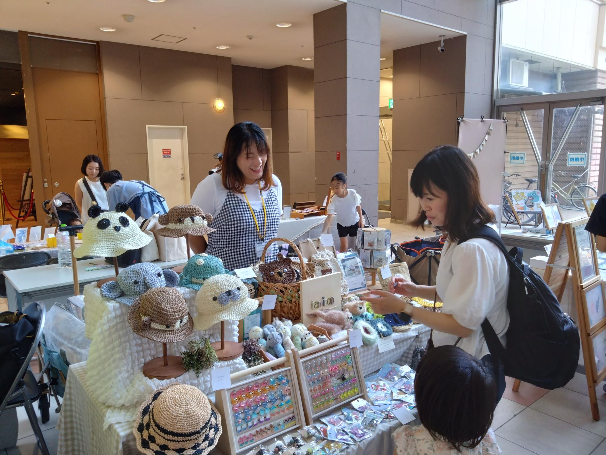 買い物を楽しむ親子