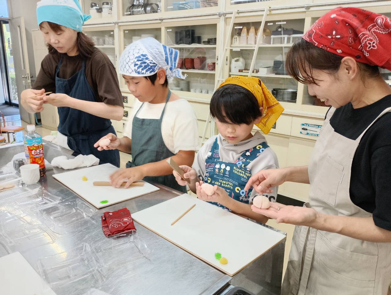 真剣に練り切りを行う2組の親子