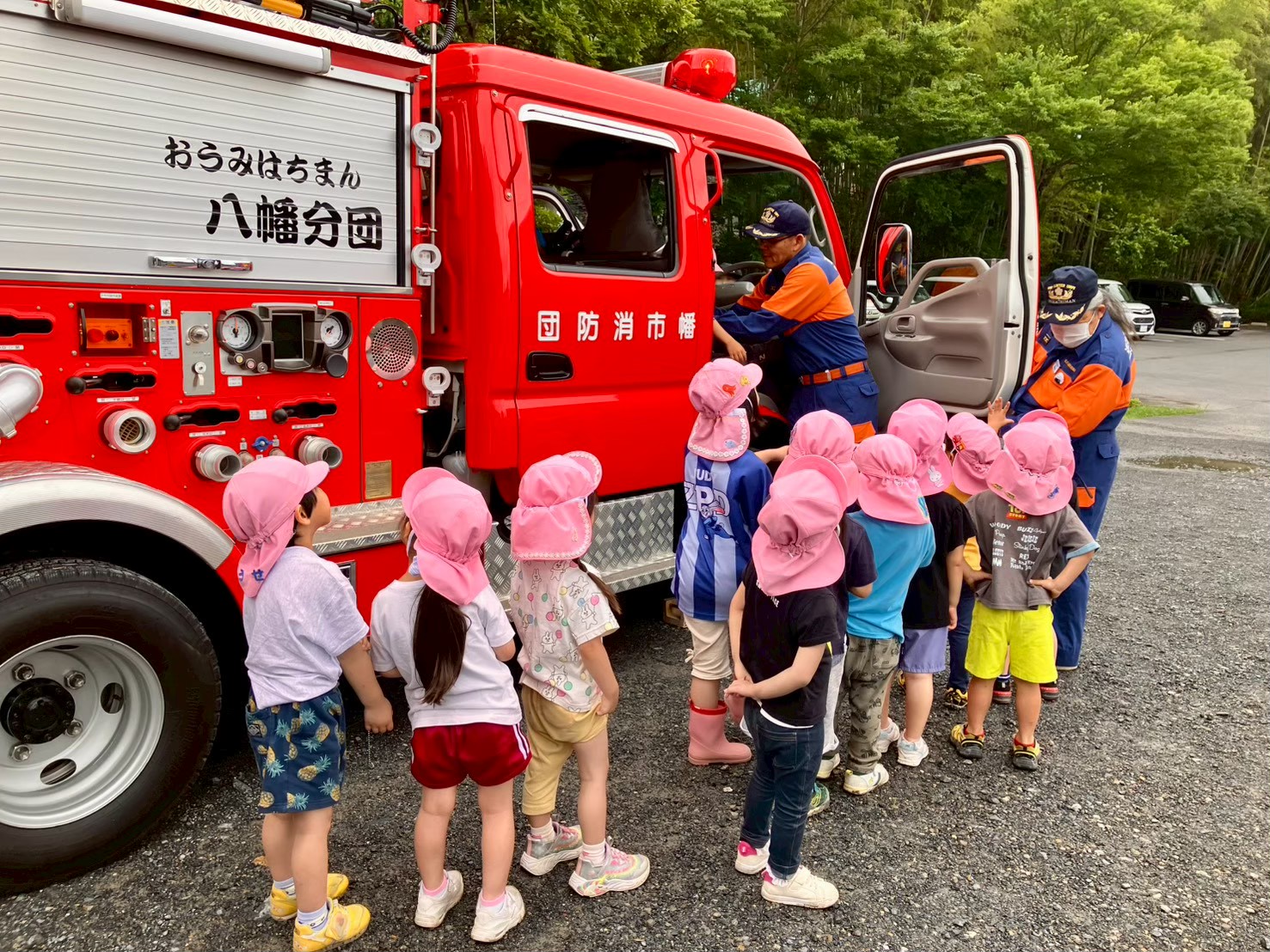 消防車を見る子ども