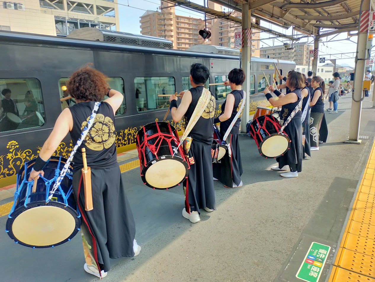 ホームで演奏する信長太鼓