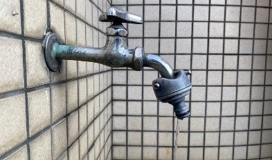 少量の水を出している水道管