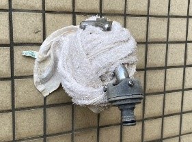タオルなどで巻き付けられた水道管