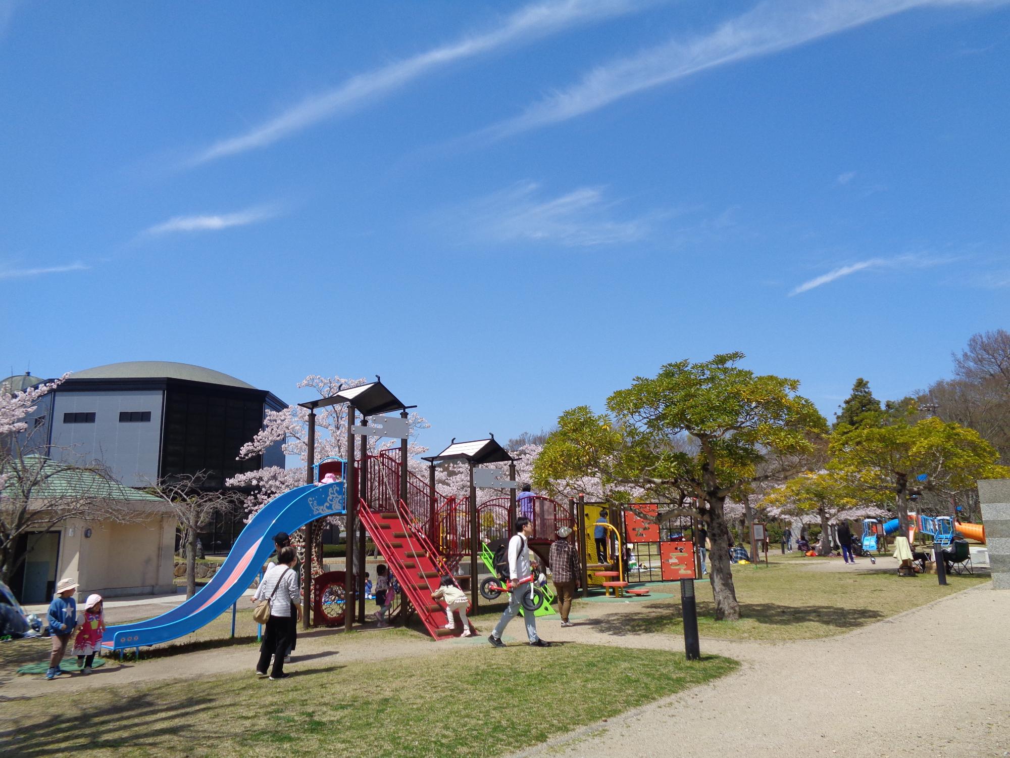 滑り台やのぼり遊具が合わさった、安土文芸の郷公園の複合遊具の写真