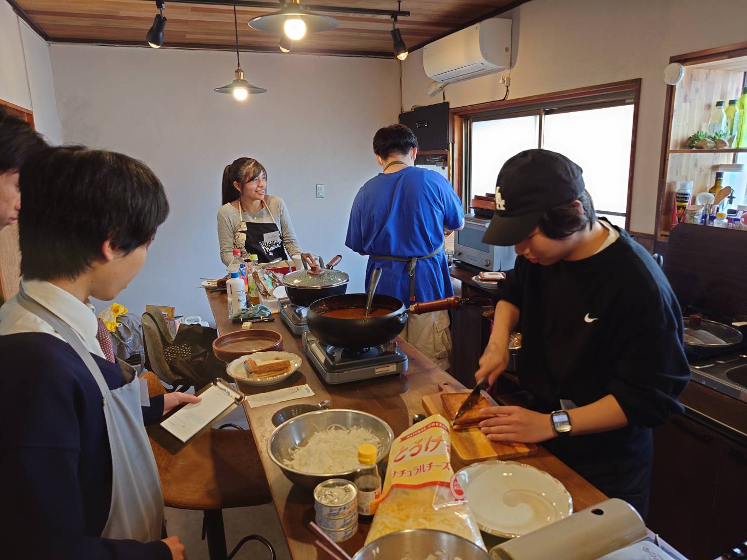 カフェを運営する高校生たち