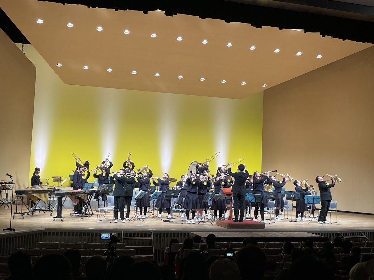 各学校の演奏中にはそれぞれのカラーの背景が映されました