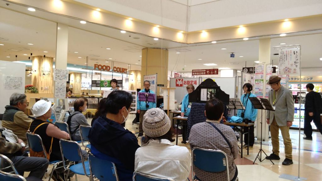 紙芝居を聞く人々