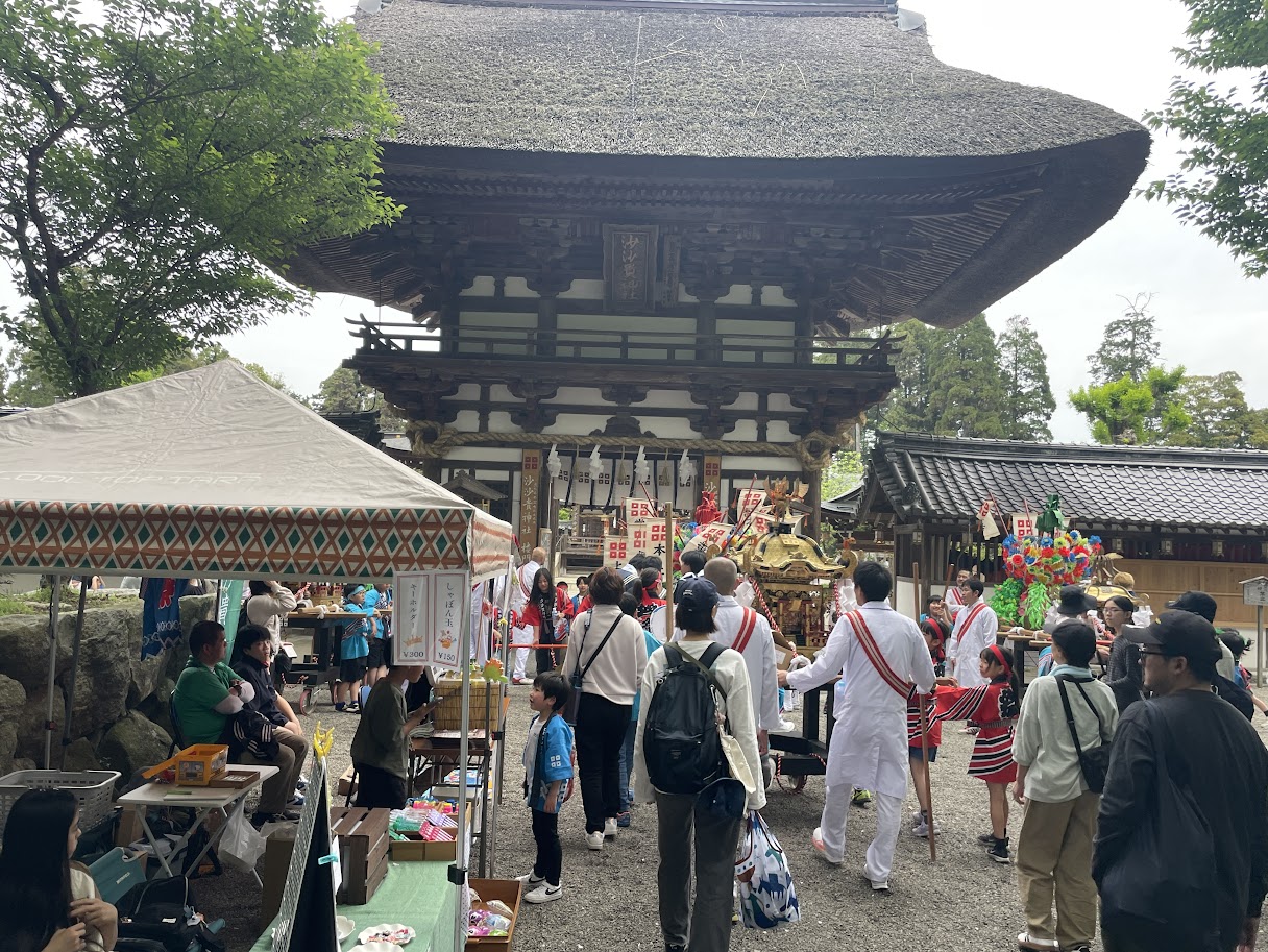 マルシェの目の前を子どもたちの神輿が通る