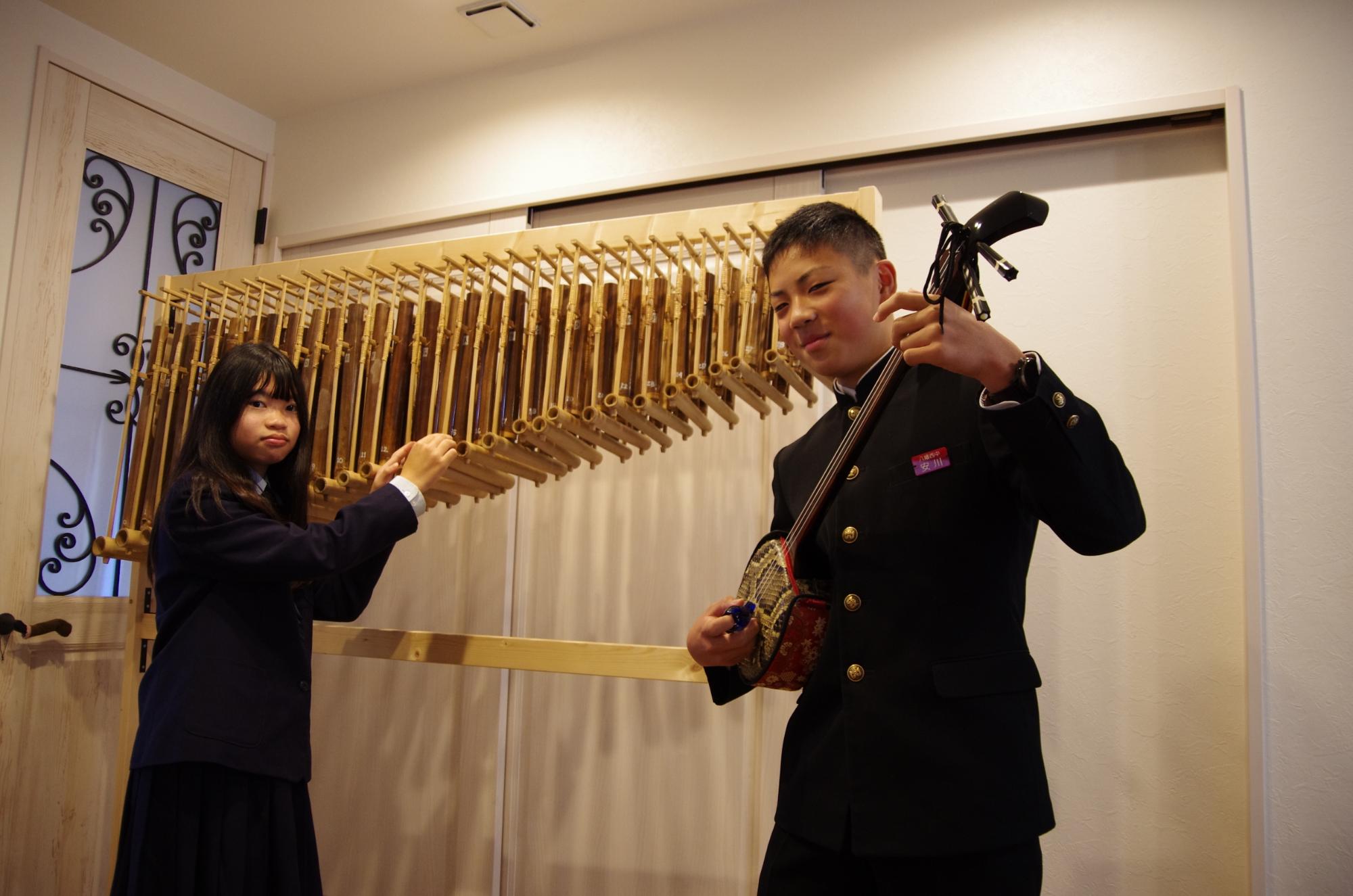 アンクルンを演奏する森下綾乃さん(左)と、三線を弾く安川慈恩さん(右)