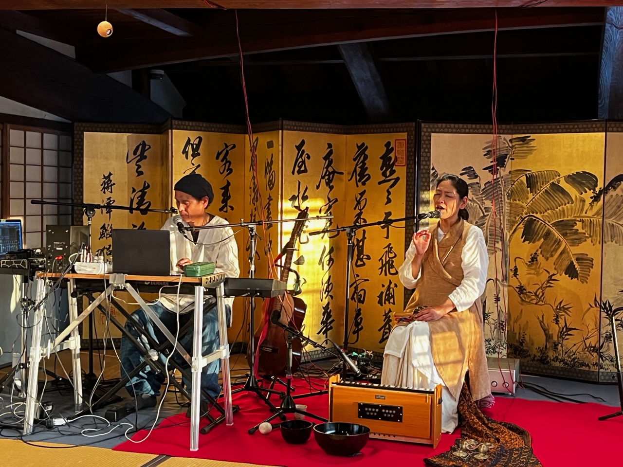 旧伴家住宅でのKikoh MatsuuraとAWAYAによるコラボレーションライブの演奏中の写真