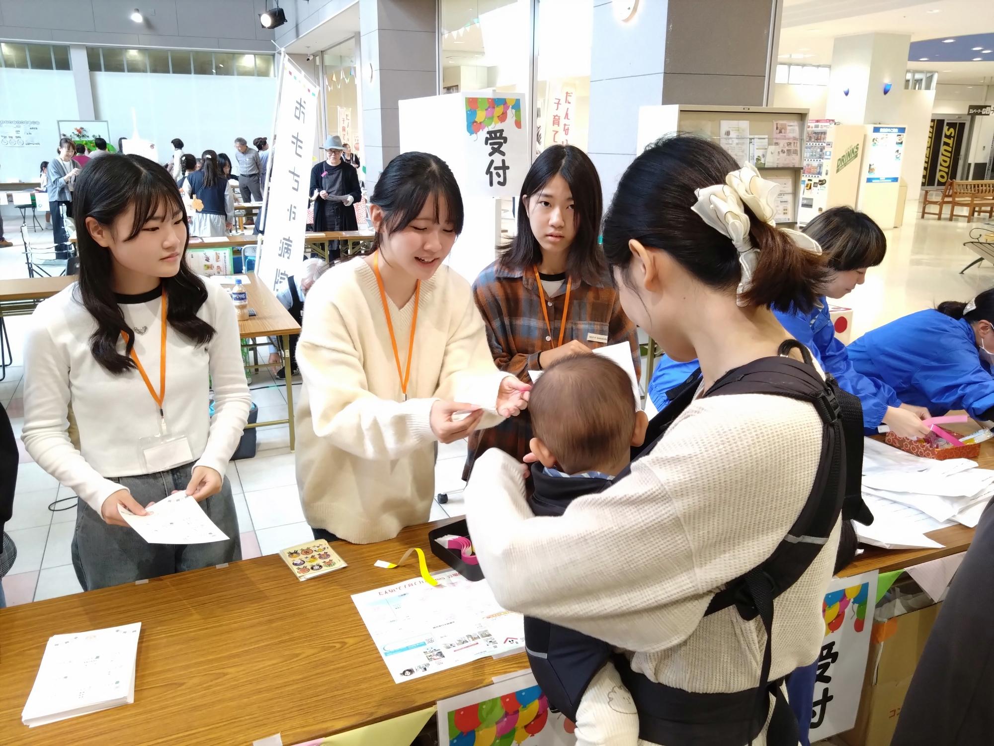 学校家庭クラブ活動でボランティアする八校生