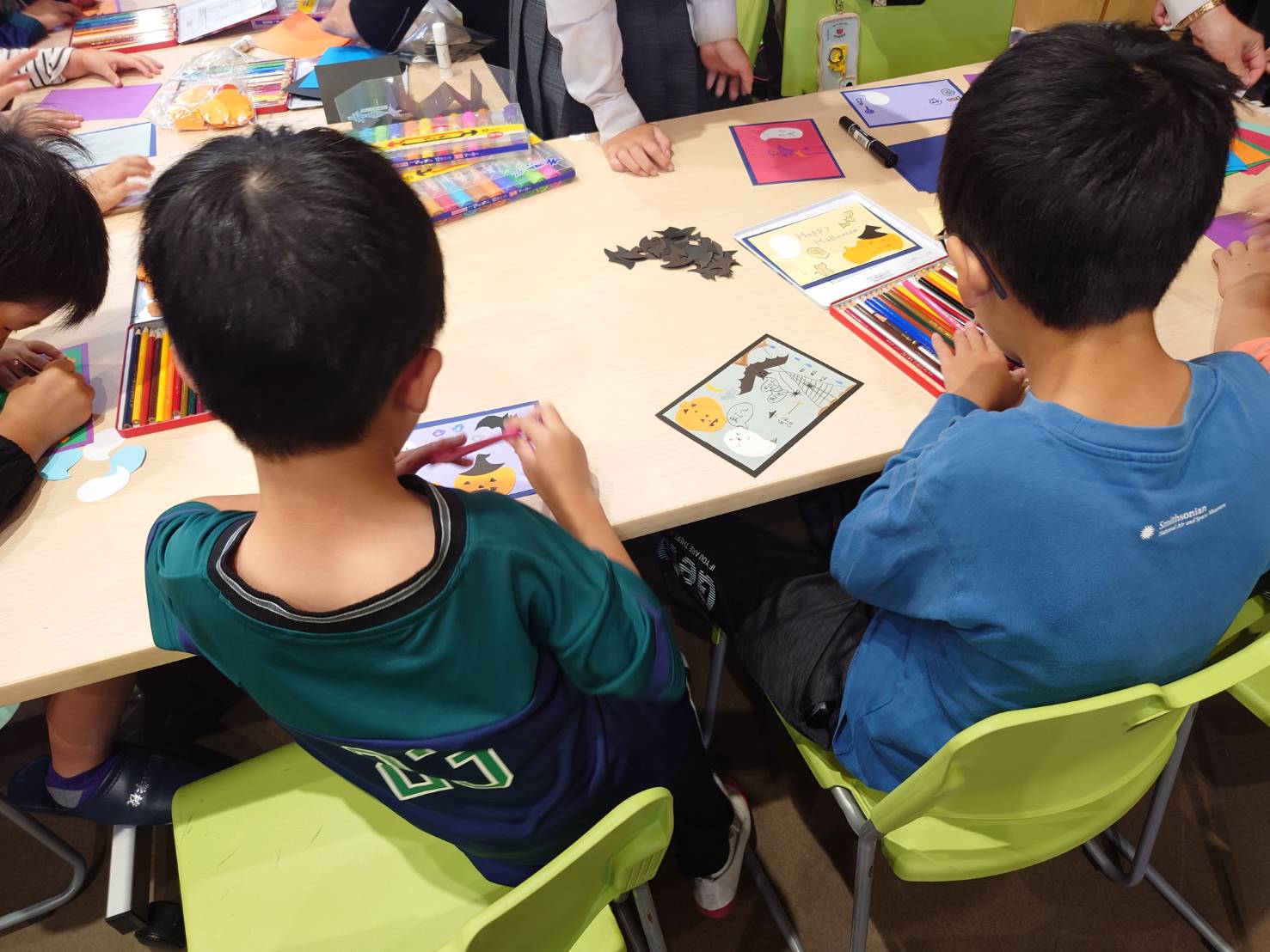 ハロウィンカード作りを楽しむ2人の男児