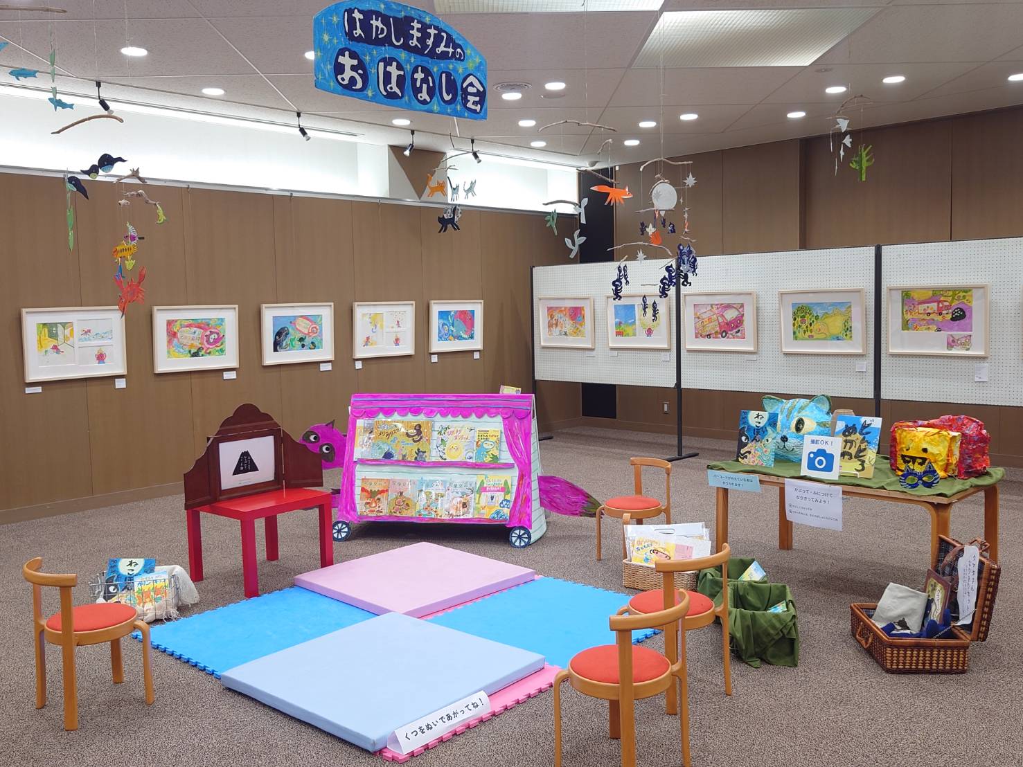 カラフルな原画と立体作品が並ぶ