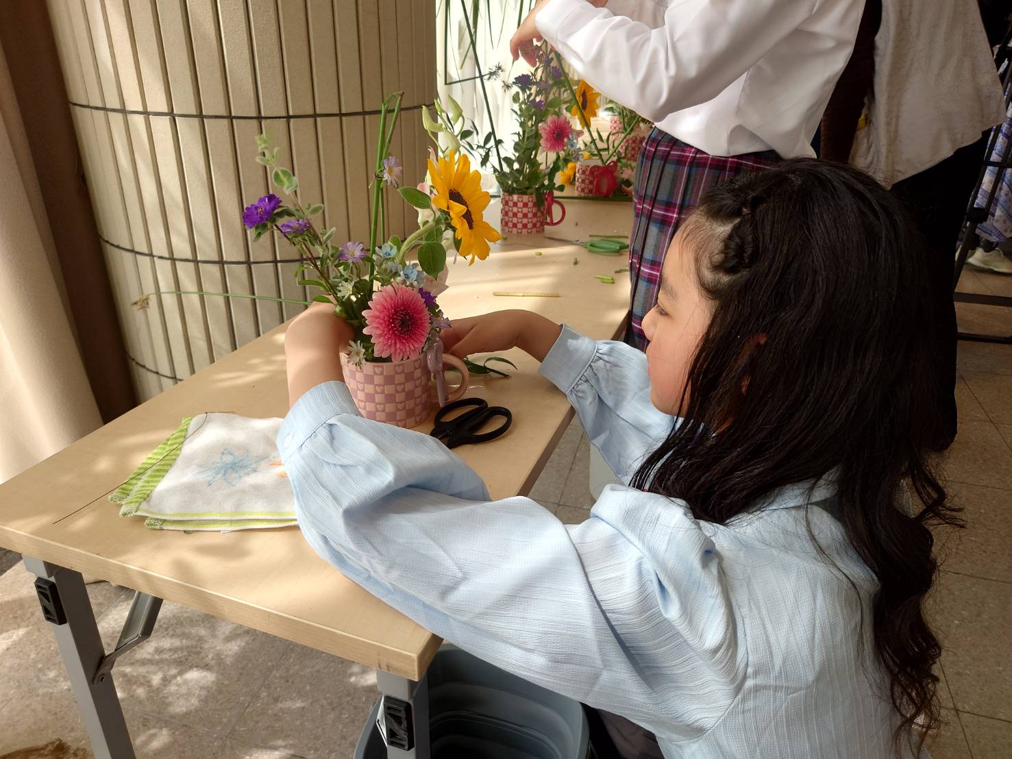 目線をお花に合わせながら真剣に作業する女の子