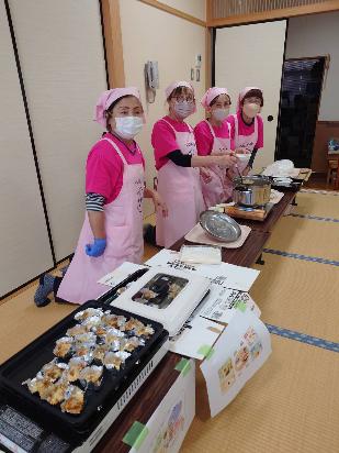 味噌汁と丁字麩ピザを配る健康推進協議会さん