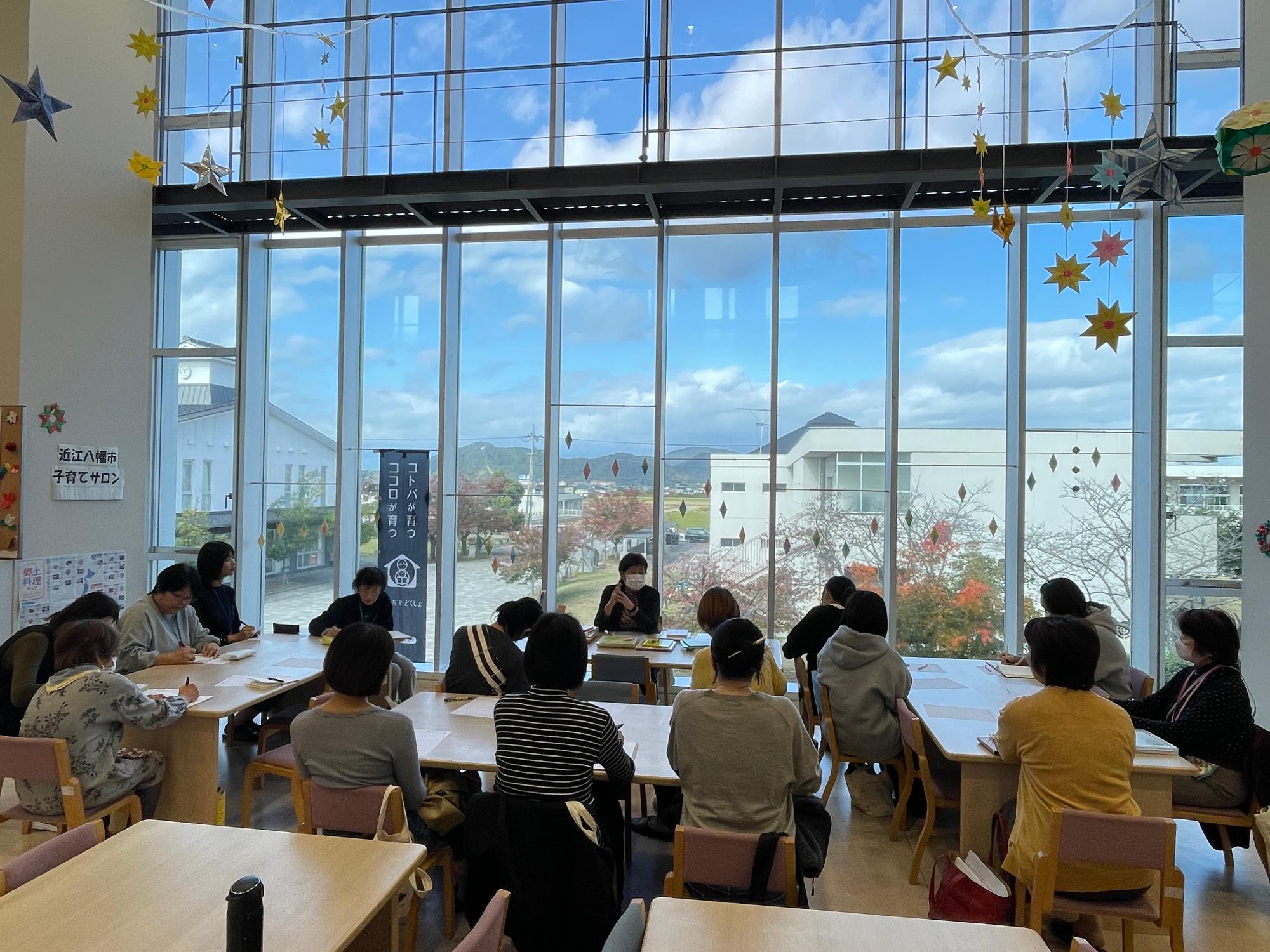 大舩さんの話を熱心に聞く受講者