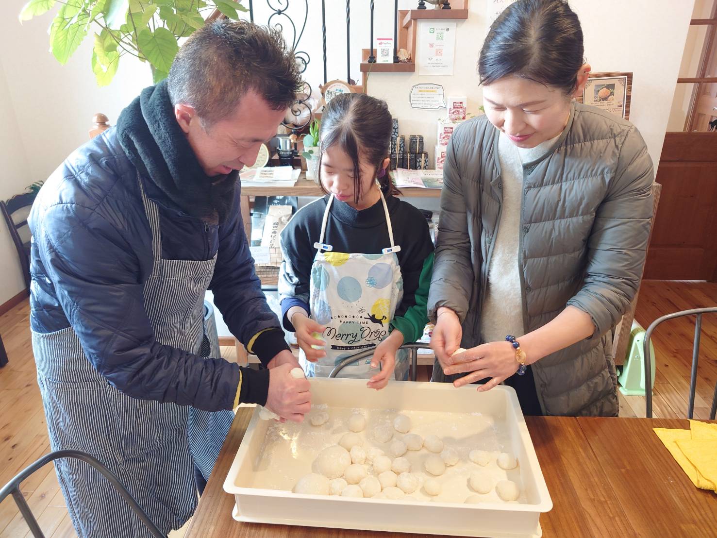 できたての餅を並べる親子