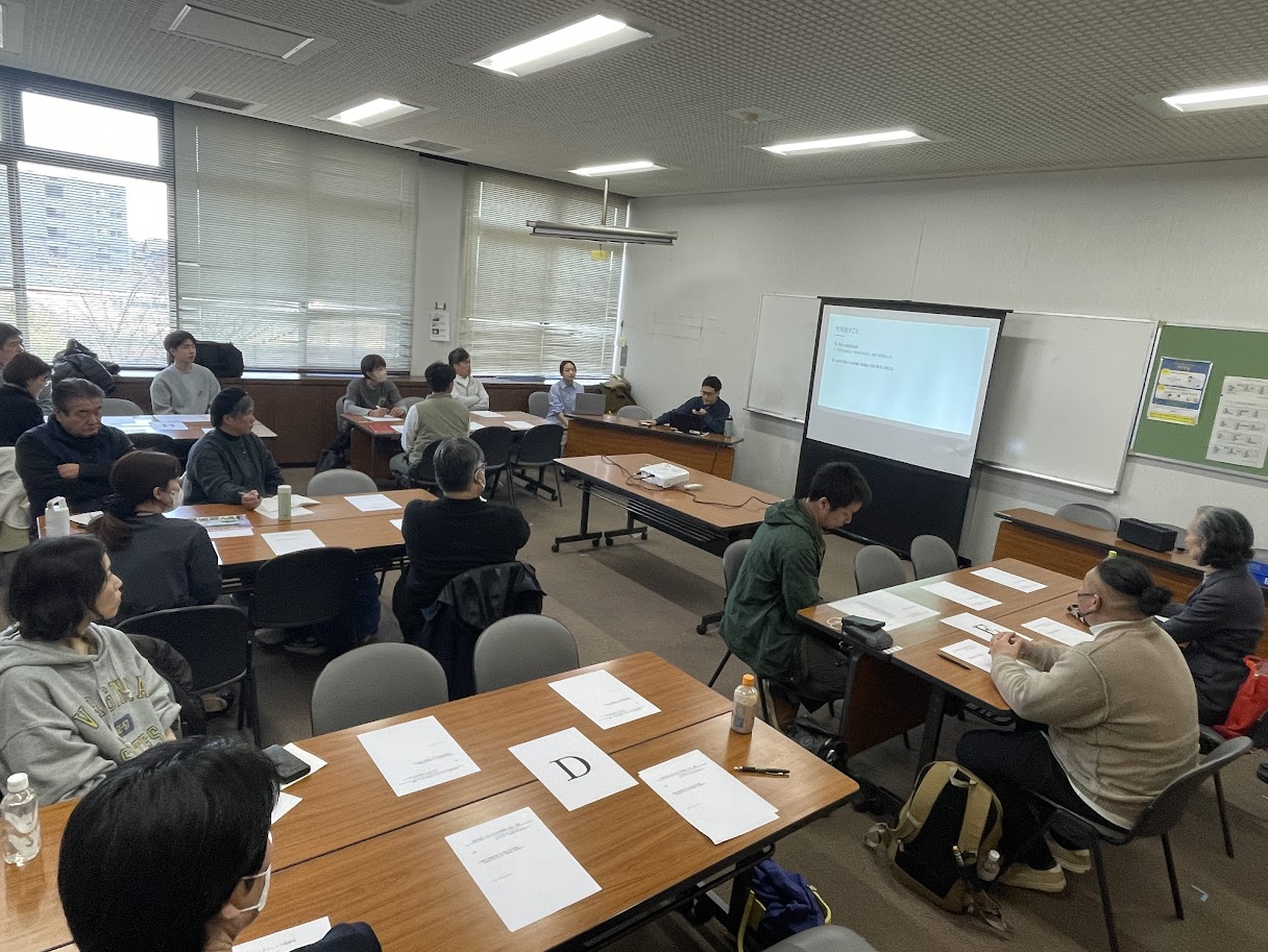 話題提供を熱心に聞く参加者たち.