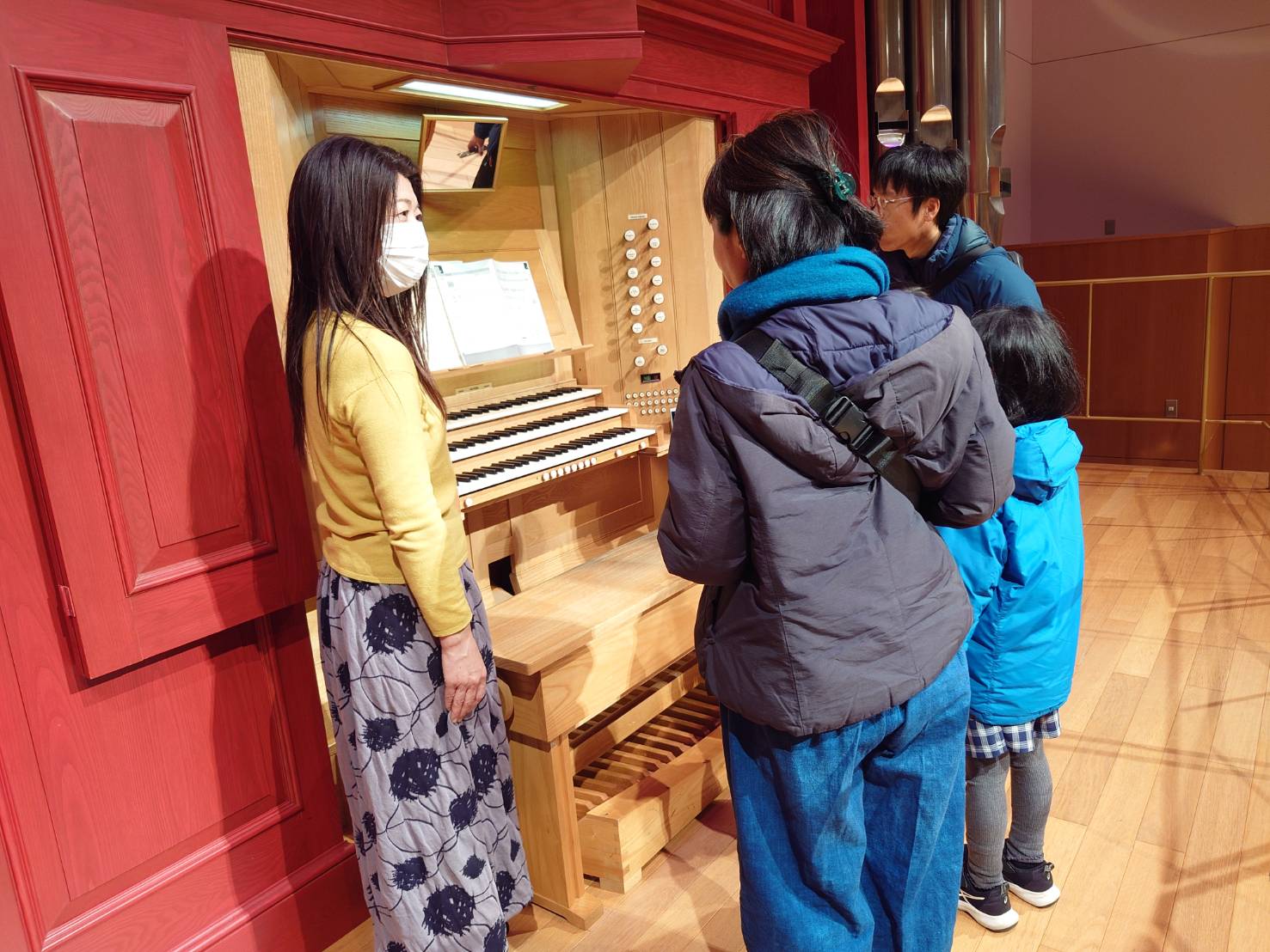 パイプオルガンを間近で見学する親子