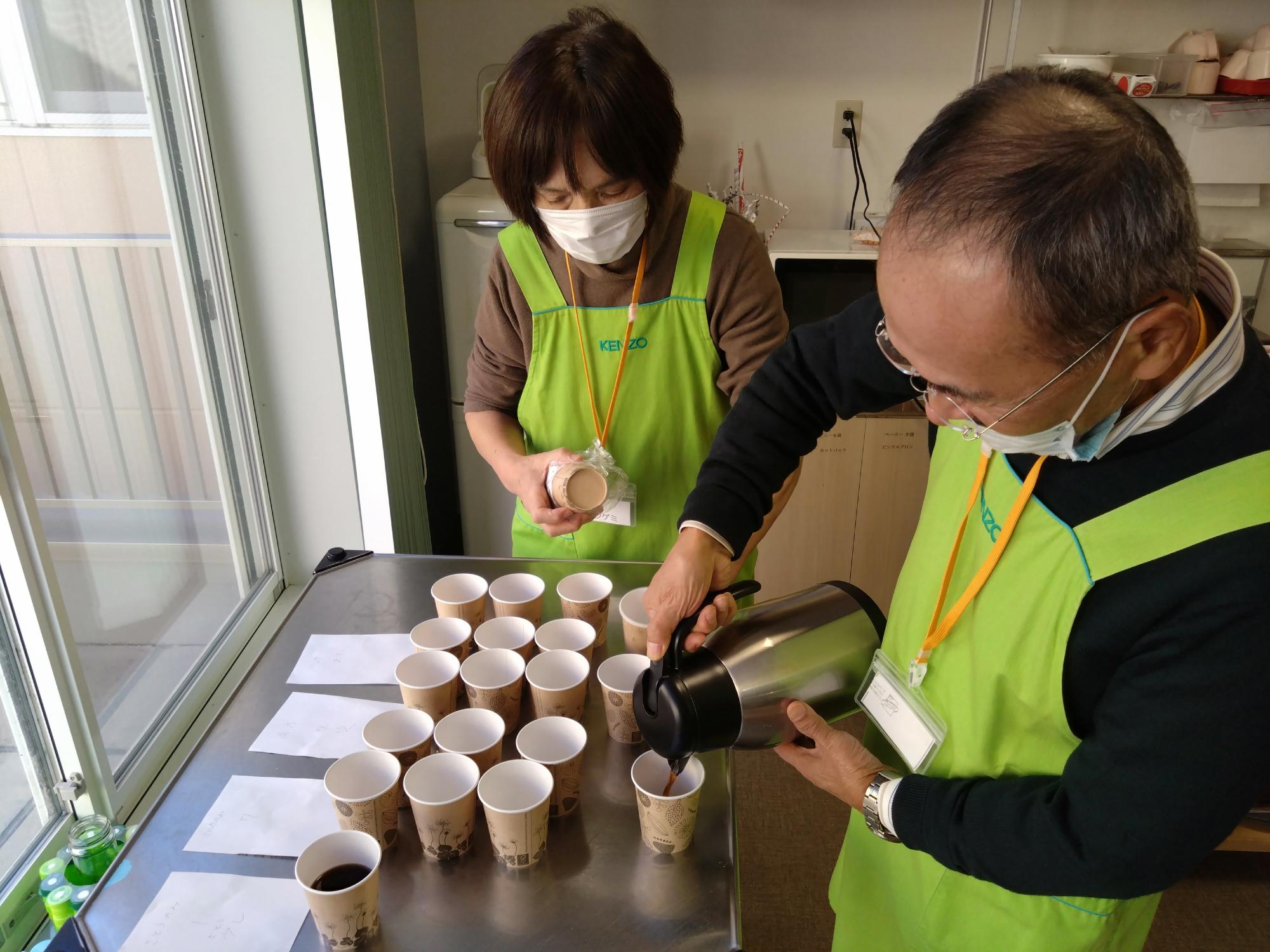 コーヒーを淹れているティーサービスボランティア