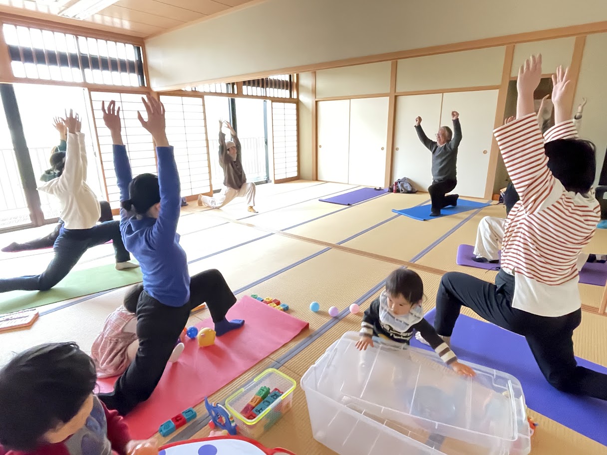 多世代が参加する「ゆるゆるヨガ」