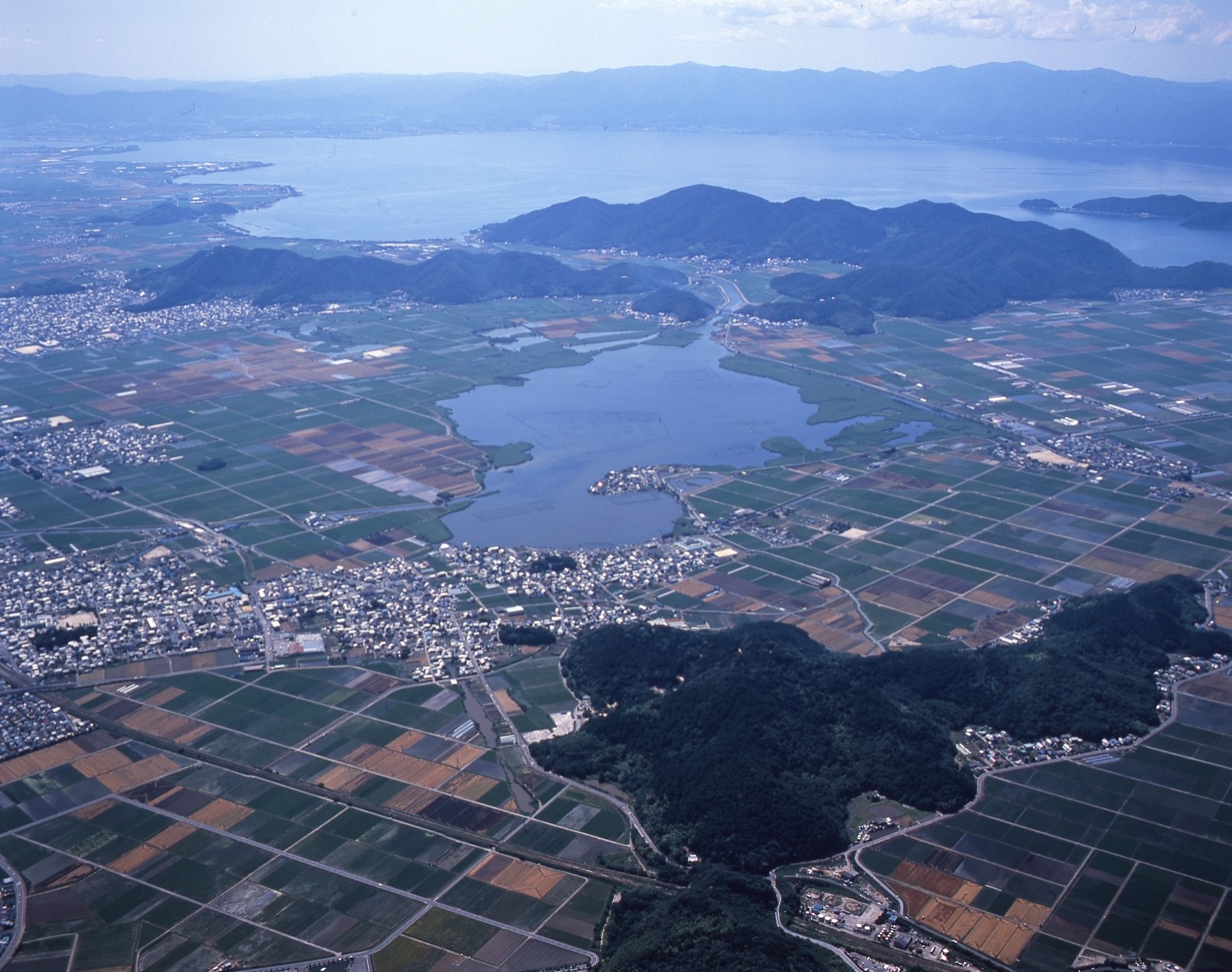 安土山から鶴翼山へかけての航空写真