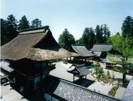 県指定文化財沙沙貴神社を斜め上空から写した写真