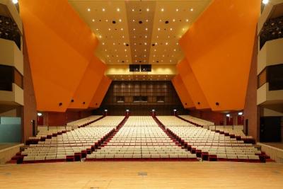 大ホール(舞台から見た場合)の内観画像