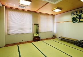 床が畳で姿見の鏡の置かれた和室タイプの練習室1の内観写真