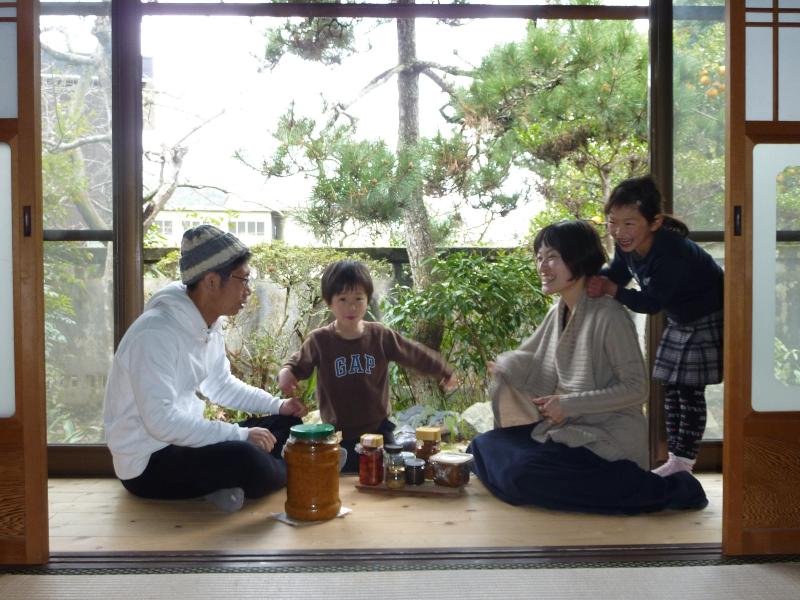 縁側で談笑する岡さん家族の写真