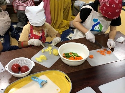 子ども達が野菜を切っている様子の写真