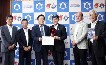 滋賀県電気工事工業組合の方々と市長とが並んだ集合写真