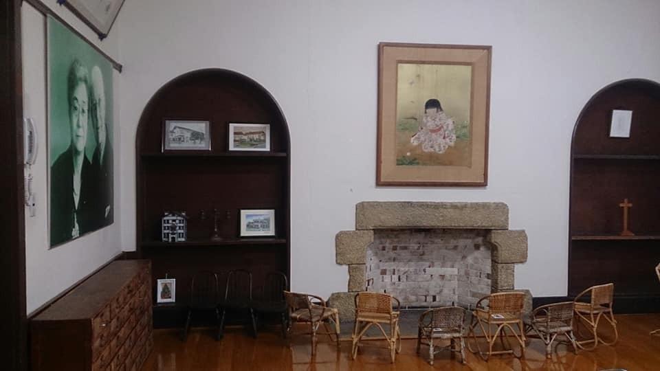 ヴォーリズ学園ツアー：歴史ある建物の室内の写真