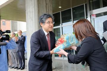 初登庁し女性職員より花束を受け取る市長の写真