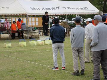 第33回近江八幡市長杯親善ゲートボール大会にて、参加者の前で話す市長の写真