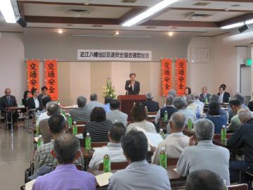 近江八幡地区交通安全協会通常総会にて、着席する参加者の前で話す市長の写真