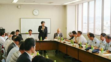 近江八幡市水防協議会にて、着席する参加者の前で話す市長の写真