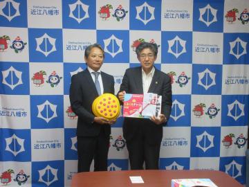 大阪ガスグループ小さな灯運動寄贈式での、大阪ガスグループ様の代表者様と市長の写真