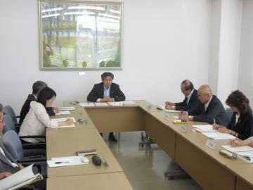第1回近江八幡市総合教育会議にて、着席する参加者の前で話す市長の写真
