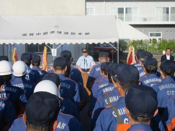 平成30年度近江八幡市ポンプ操法訓練大会にて整列する消防団員の前で話をする市長の写真