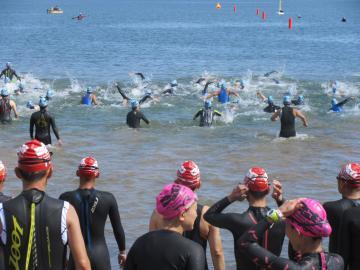 続々と水泳場に飛び込んでいく選手らの写真