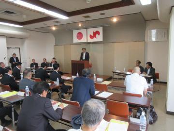 近江八幡商工会議所第165回通常議員総会にて、着席する参加者の前で話す市長の写真