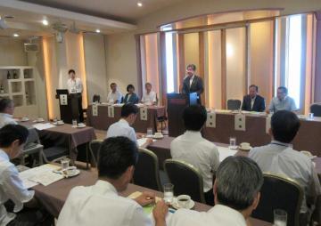 近江八幡市企業内人権問題推進連絡会にて、着席する参加者の前で話す市長の写真