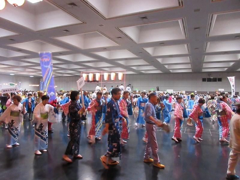 江州音頭フェスティバルにて、約4千人がお揃いの浴衣などで踊っている写真
