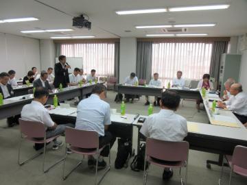 近江八幡市連合自治会行政懇談会、四角く並べられた机に座りる参加者を前に話す市長の写真