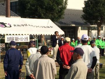 武佐宿杯親善ゲートボール大会にて、参加者の前で話す市長の写真