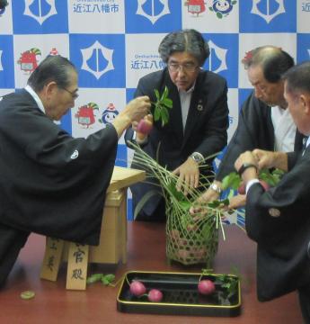 北津田町の大嶋・奥津嶋神社の宮司、氏子総代の皆さんと、今年採れた「むべ」を皇室に献上する準備をする市長の写真