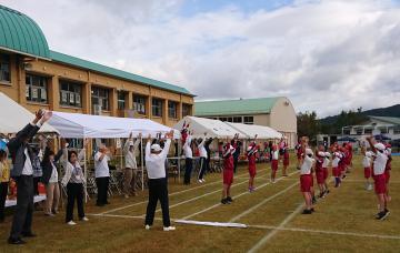 老蘇小学校運動会の開会式にて、小学生らと一緒に準備体操をする市長の写真