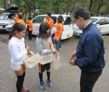 びわこ一周オレンジリボンたすきリレーにて、小学生の女の子二人と言葉を交わす市長の写真