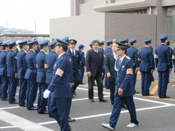 歳末特別警戒出動式にて、整列する警察署員の列の間を歩く市長の写真